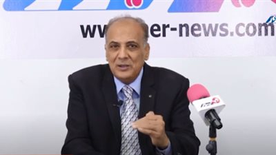 «دور الكرياتين».. رئيس شعبة الكوافير يكشف طرق تنعيم الشعر| فيديو