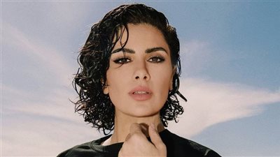 رد فعل غريب من صبا مبارك نحو معجب حاول الإمساك بيدها