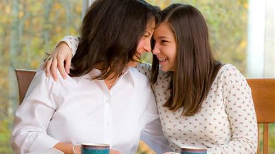 «احتويها».. نصائح للأمهات لتخطي البنات سن المراهقة