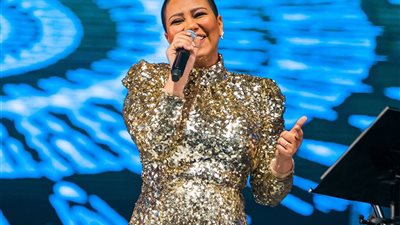 طبيبة نفسية تُفسر أزمة شيرين وحلاقة شعرها: «إعلان حرب»