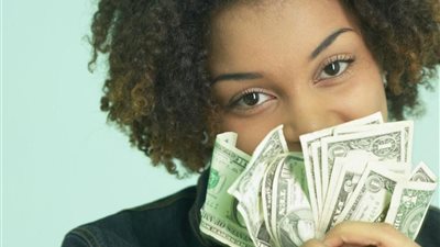 طريق المرأة للطمع .. متى يحكم الزوج على زوجته بأنها مادية؟