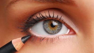 فيها سُم قاتل.. مخاطر مستحضرات التجميل «المغشوشة»