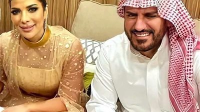 «حب على الهوا».. تصرف غريب من زوج أصالة بالمسرح بسبب البرد| فيديو