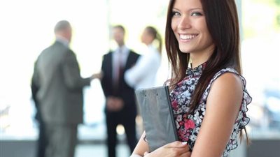 «الأكل والموبايل».. اعرفي أهم قواعد الإتيكيت في العمل