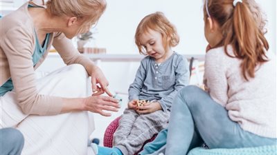 «هدئي مخاوفه».. كيف تتعاملين مع طفلك الخجول؟ تربوية تُجيب