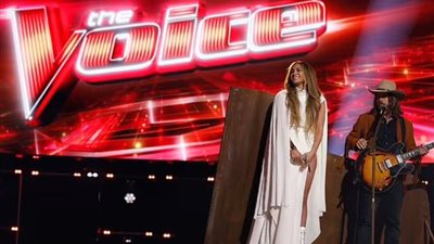 «ملاك الحفلة».. جينيفر لوبيز تتألق بفستان أبيض في ختام ذا فويس| صور