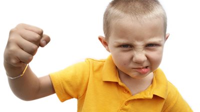 تصرفات تقومين بها أمام ابنك فيصبح متنمرًا| فيديو