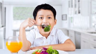 «خليكي قدوة».. نصائح لتقديم طعام صحي إلى طفلك