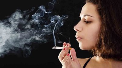 «الكافيهات مليانة».. لماذا تلجأ البنات لتدخين الشيشة والسجائر؟