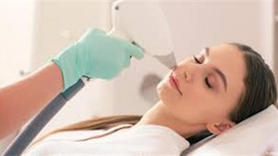 هل الليزر يتسبب في انتقال فيروس كورونا؟.. طبيب يجيب