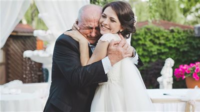 أصدقاء أو أعداء.. كيف ترى البنت والدها؟ 