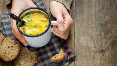 أطعمة خفيفة وساخنة تمنحك الدفء في ليالي الشتاء