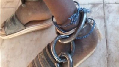 «يزحف مقيد القدمين بجنزير».. التحقيقات تكشف سر فيديو طفل الدقهلية