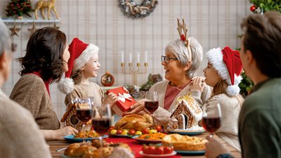 تناول الكوكيز وهدية عيد الميلاد.. عادات الأجانب في الاحتفال برأس السنة