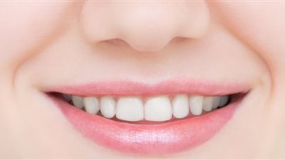 «امضغي اللبان 20 دقيقة».. 6 طرق لأسنان بيضاء كنجمات السينما