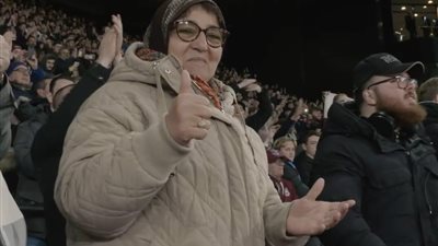 والدة «بن رحمة» تُقبل يده في المدرجات.. وموقف رائع من اللاعب