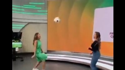 مذيعات التلفزيون البرازيلي يلعبن كرة القدم في الكواليس| فيديو