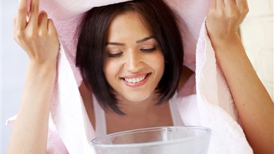 تعرفي على فوائد جلسات البخار في تنظيف البشرة