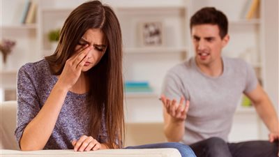 «جحيم امرأة».. بين زوج بخيل وآخر مدمن رماها من الطابق الثاني