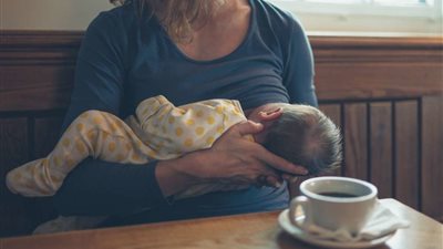 أم لأول مرة.. تعرفي على أضرار الكافيين على طفلك أثناء الرضاعة