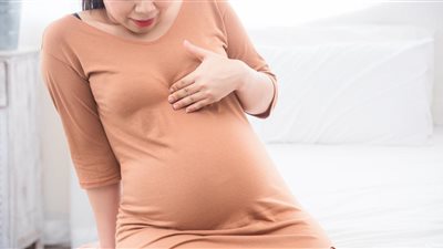 أفضل علاجات طبيعية تنقذك من الحموضة خلال شهور الحمل الأخيرة