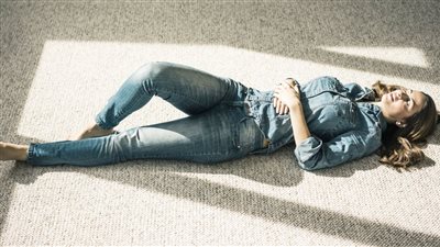 فوائد مدهشة للنوم على الأرض.. اعرفيها