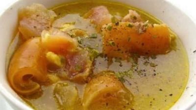 نصحت بها الفنانة سمية الخشاب ..بمكونات بسيطة: طريقة عمل شوربة الكوارع الشهية 