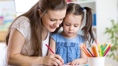 أم لأول مرة.. متى يجب أن يبدأ الطفل تعلم القراءة والكتابة؟ 