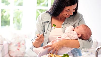 أم لأول مرة.. هل تناول الأسماك والرنجة آمن أثناء الرضاعة؟