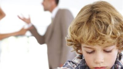 صفعة على وجه الأم الجاحدة.. المحكمة تعيد طفلًا معاقًا لوالده   