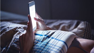 عامل في محل صيانة الموبايلات يروّج فيديو مُخل لشخص وزوجته