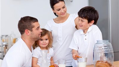 4 أخطاء في تربية طفلك تجعله معتمدًا عليكِ.. «متخليهوش ابن أمه»