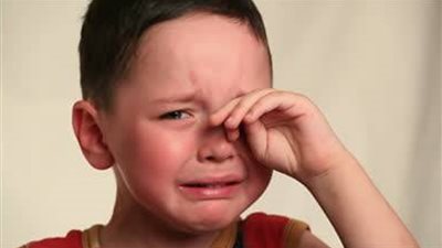 كيف تتعاملين مع عصبية طفلك وبكائه المستمر؟| فيديو