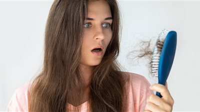 اعرفي أسباب زيادة تساقط الشعر في الشتاء وطرق العلاج