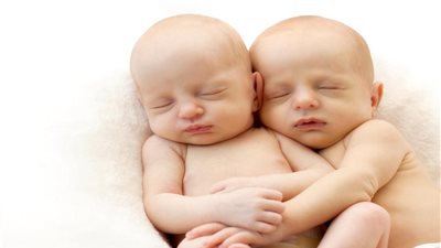 أب وأم يتركان رضيعتين توأم محبوستين دون طعام لمدة يومين