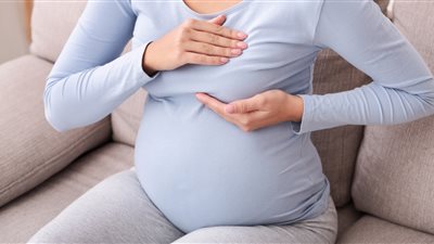 ألم الثدي وانتفاخه عند الحامل.. تعرفي على أسبابه وكيفية التعامل معه