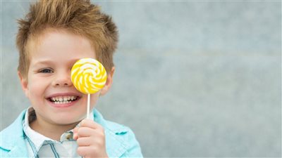 «حذريه من التخن».. كيف تقنعين طفلك بالتوقف عن تناول السكريات؟
