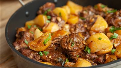 طبق رئيسي.. طريقة عمل طاجن البطاطس باللحمة 