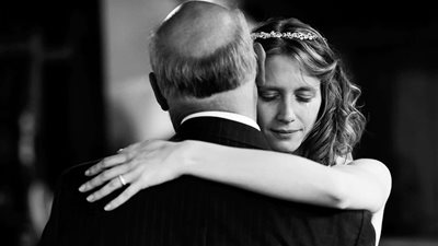 تفسير رؤية الأب الميت في المنام وعلاقته بوفاة الرائي