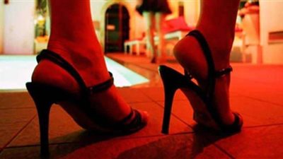 المتمردة استولت على أموال صاحبة الكافتيريا لأجل عيون العشيق 