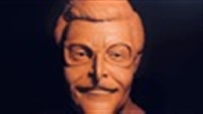 نحاتة شابة تُبدع في تمثال لوجه الفنان الراحل سمير غانم 