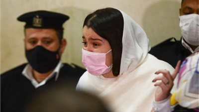 حنين حسام تصل إلى جنايات القاهرة لإعادة محاكمتها في الاتجار بالبشر