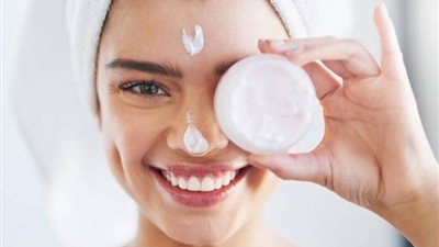 «احذري هذا التصرف المدمر».. أفضل طرق العناية بالبشرة في الشتاء