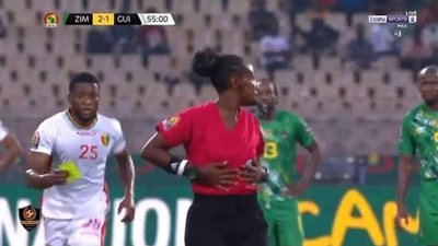 «نشلوا الكارت».. موقف كوميدي من الحكمة سليمة موكانسانجا في مباراة زيمبابوي وغينيا