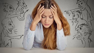 أفكار تمنحك إحباطًا وطاقة سلبية.. ابتعدي عنها