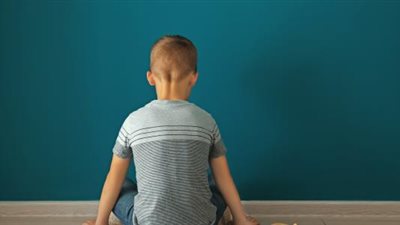 كيف تكتشفين معاناة ابنك من التوحد في عمر السنة والعلاج المناسب؟| فيديو