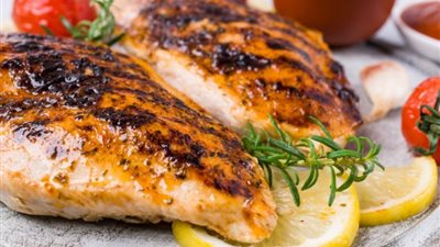 «أكلة هنية».. أفضل طريقة عمل الفراخ المشوية بالعسل والليمون والزيتون