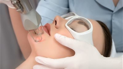 تخترق طبقات عميقة من الجلد.. تعرفي على تقنية «فراكشنال ليزر»