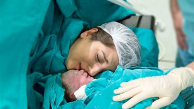 تعرفي على أبرز الآلام والمشاكل الصحية التي تسببها الولادة القيصرية