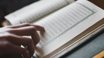 «الافتاء» توضح حكم مس المصحف دون وضوء